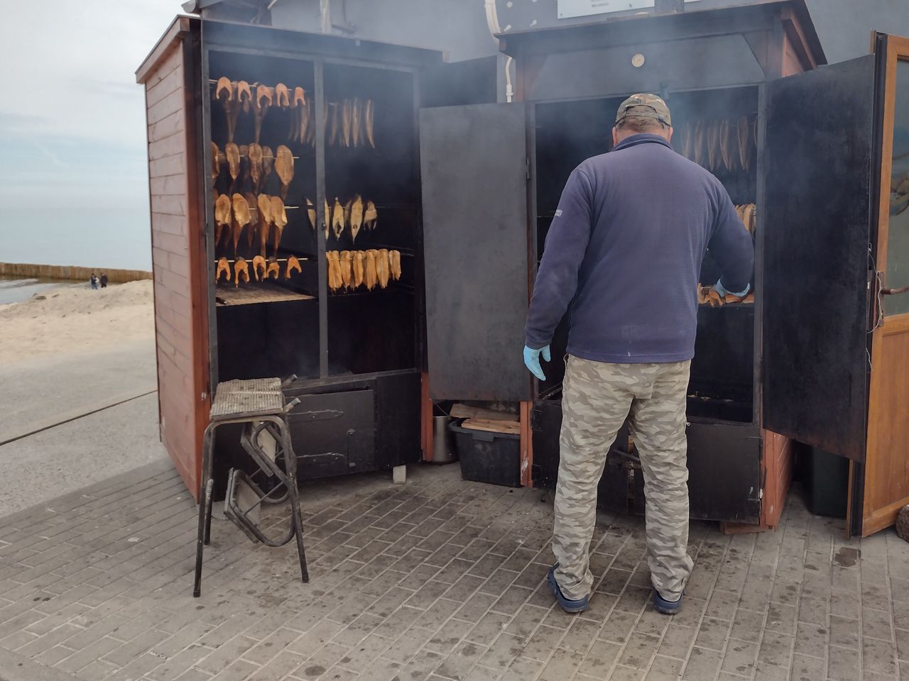 Rybacy w Unieściu nie czekają na pełne rozpoczęcie sezonu. Wędzone ryby, w tym także bałtycki dorsz czekają na turystów. Fot. 