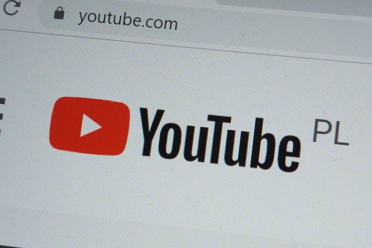Algorytm YouTube'a nie rekomenduje prawicowych treści. Zamiast tego je ukrywa