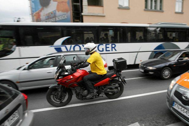 Motocykl vs samochód w korku - i kto ma rację? Rozmowa z instruktorem motocyklowym