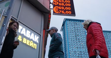 Absurd w Rosji. Konta walutowe "de facto w rublach", dodatkowe opłaty "dobrym uczynkiem dla klientów"