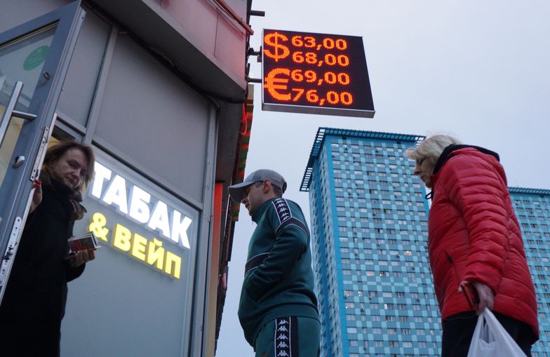 Absurd w Rosji. Konta walutowe "de facto w rublach", dodatkowe opłaty "dobrym uczynkiem dla klientów"