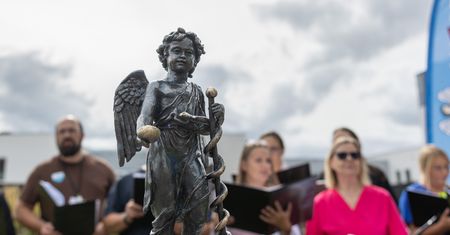 Toruń. Odsłonięto dwa nowe anioły. Upamiętniają Wandę Błeńską i Ludwika Rydygiera [zdjęcia]