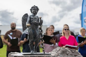 Toruń. Odsłonięto dwa nowe anioły. Upamiętniają Wandę Błeńską i Ludwika Rydygiera [zdjęcia]