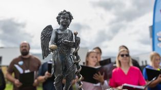 Toruń. Odsłonięto dwa nowe anioły. Upamiętniają Wandę Błeńską i Ludwika Rydygiera [zdjęcia]