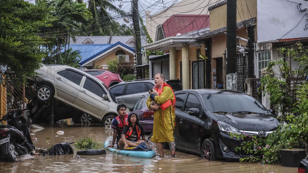 People are surrounded by damaged vehicles in a flooded district affected by typhoon Kalmaegi, in Cebu City, Philippines, 04 November 2025. Typhoon Kalmaegi crossed the Visayas region of central Philippines on 04 November, causing flooding, power outtages and damage to property. According to the Philippine Atmospheric, Geophysical, and Astronomical Services Administration (PAGASA), the typhoon is projected to be in the vicinity of Negros Occidental province in the central Philippines, moving west at 25 kilometers per hour with maximum winds of 140 kilometers per hour. EPA/JUANITO ESPINOSA Dostawca: PAP/EPA.