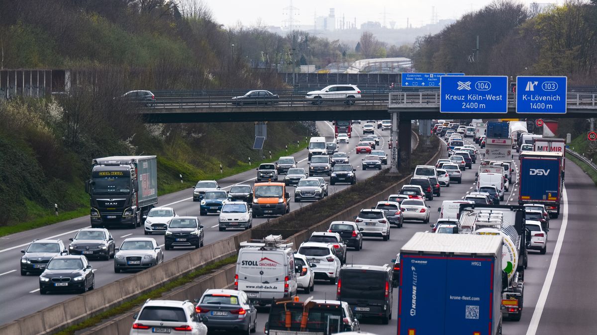 Autobahn A3 Traffic Ahead Of Easter Holiday In Germany
general view of Autobahn A3 heavy traffic ahead of Easter holiday in Cologne, Germany on March 31, 2023 (Photo by Ying Tang/NurPhoto via Getty Images)
NurPhoto
deutchland, holiday, koeln, nurphoto, autobahn a3, heavy traffic, easter holiday, march 31, ying tangnurphoto, vehicle, tire, outdoor, way, freeway, vehicle registration plate, roadway, infrastructure, lane