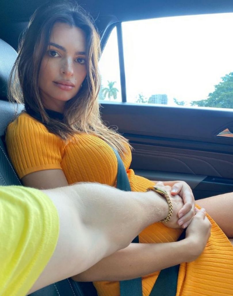 Emily Ratajkowski karmi potomka piersią