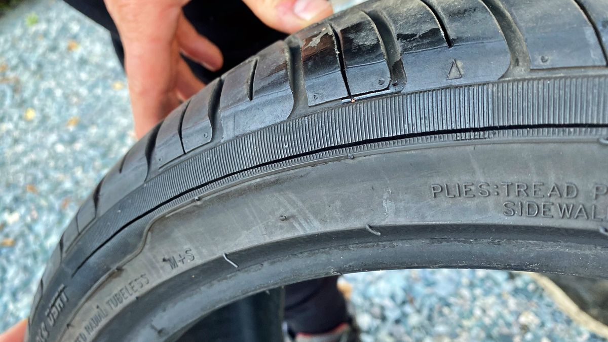 Takie pęknięcie na oponie eliminuje ją z użycia