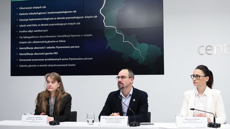 Warszawa, 29.09.2022. Od lewej: profesor Instytutu Rybactwa Śródlądowego im. Stanisława Sakowicza, dr hab. inż. Agnieszka Napiórkowska-Krzebietke, dyrektor Instytutu Rybactwa Śródlądowego im. Stanisława Sakowicza dr inż. Grzegorz Dietrich i sekretarz stanu w Ministerstwie Klimatu i Środowiska Małgorzata Golińska podczas konferencji w Centrum Prasowym PAP w Warszawie, 29 bm. Na spotkaniu zaprezentowane zostały wnioski ze wstępnego raportu Zespołu ds. sytuacji na rzece Odrze. (mr) PAP/Tomasz Gzell