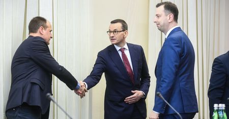 PiS i prezydent Duda dogadują się z PSL ws. unijnych funduszy. "Ziobryści" w narożniku
