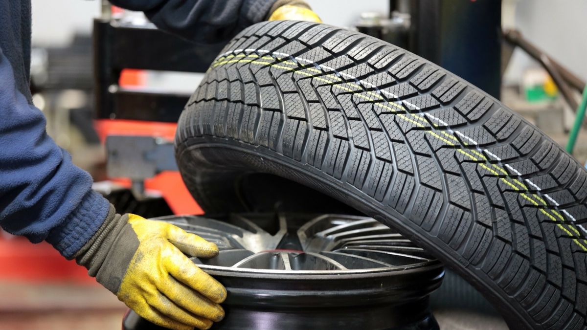 reporter7_baza
08.10.2013 Zielona Gora N/z wymiana opon na zimowe w serwisie Gumar  fot. Piotr Jedzura/REPORTER
Piotr Jedzura/REPORTER