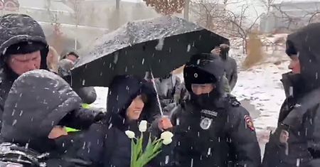 Przyszła na protest z tulipanami. Natychmiast ją aresztowali