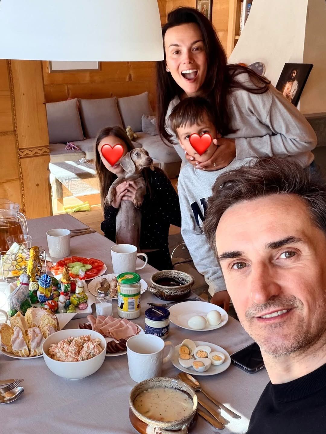 Paulina Krupińska i Sebastian Karpiel-Bułecka z dziećmi