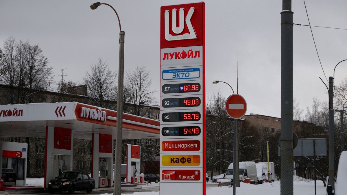 SAINT PETERSBURG, RUSSIA - 2023/02/04: Lukoil logo seen outside a petrol station in St. Petersburg. (Photo by Maksim Konstantinov/SOPA Images/LightRocket via Getty Images)