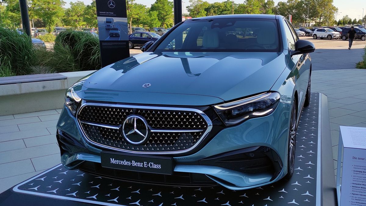 Nowy Mercedes Klasy E. Nawet gdyby auto jakoś trafiło do Rosji, jego serwisowanie i naprawa nie byłyby łatwe.