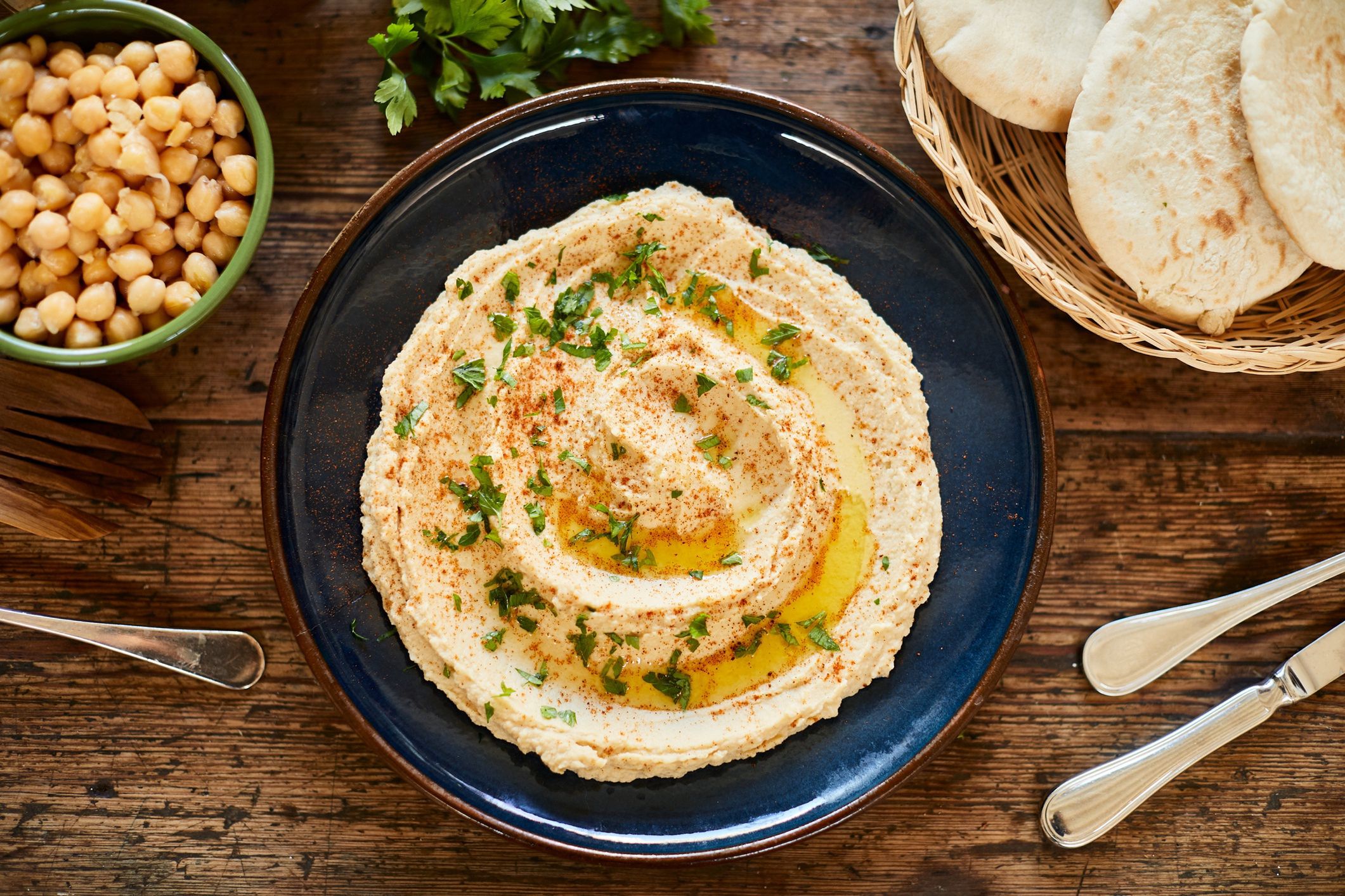 Przepis na domowy hummus. Pyszna wegańska pasta z ciecierzycy