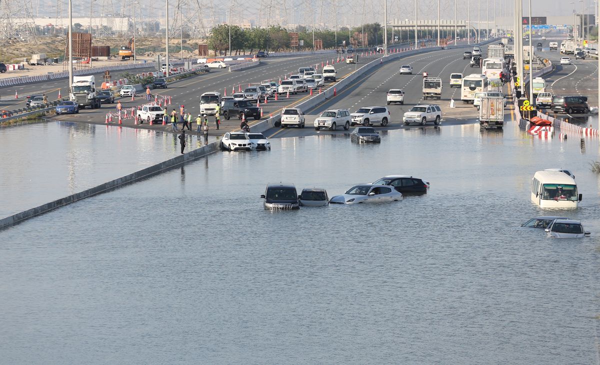 Dubaj walczy z dramatycznymi skutkami intensywnych opadów deszczu