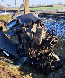 Auto osobowe zderzyło się z pociągiem. W akcji śmigłowiec LPR