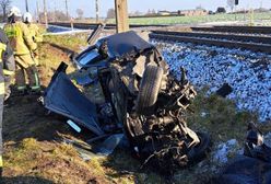 Auto osobowe zderzyło się z pociągiem. W akcji śmigłowiec LPR