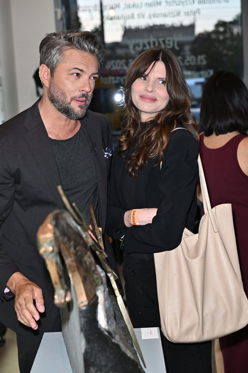 Garstka celebrytów na wernisażu 