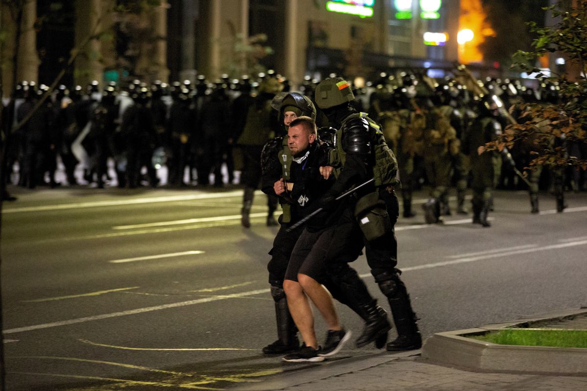 Mińsk, Białoruś. Na zdjęciu białoruska policja zamyka ulicę dla ochrony przed demonstrantami po wyborach prezydenckich w Mińsku na Białorusi (sko) PAP/Anna Ivanova