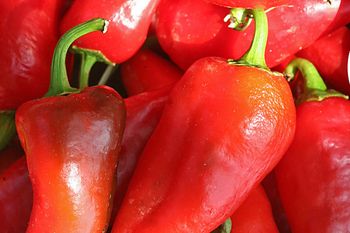 Wielu myśli, że jest ostra. Ma więcej witaminy C niż cytryna i nawet po obróbce cieplnej zachowuje większość wartości