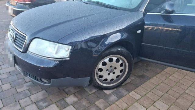 Pijany weselnik leżał przed sklepem. Zaatakował policjantów w trakcie interwencji (zdjęcia)