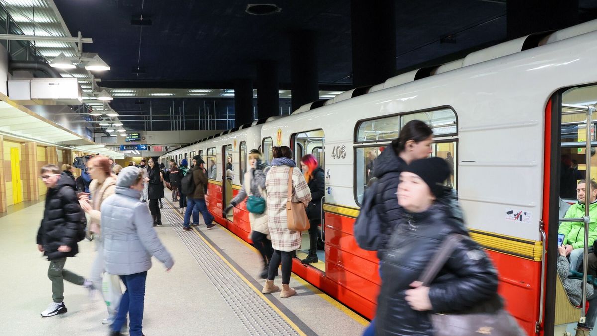 Po?egnalny kurs poci?giem metra serii 81Fot. Wojciech Olkusnik/East News, Warszawa, 29.03.2023. Ostatni, pozegnalny kurs skladu 07 stolecznego metra zestawionego z wagonow serii 81 rosyjskiej produkcji. 60 wycofanych z uzytkowania  wagonow zostanie bezplatnie przekazanych dla metra w Kijowie.Wojciech Olkusnik