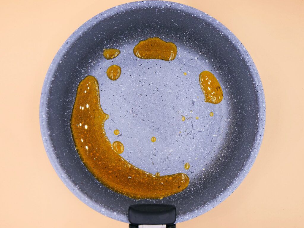 Podgrzewam olej i syrop.