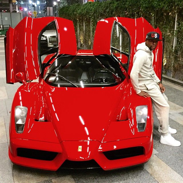 Jednym z najostrzejszych samochodów, jakie posiada Floyd Mayweather jest Ferrari Enzo. Ten produkowany w latach 2002-2004 supersportowy samochód z Maranello powstał w liczbie jedynie około 400 egzemplarzy. Jego centralnie umieszczonym sercem jest 6-litrowe V12 Tipo F140B. Ta wolnossąca bestia rozwija 660 KM i 657 Nm momentu obrotowego. Enzo było jednym z tych samochodów Ferrari, które nie trafiały z salonów w ręce przypadkowych osób. To producent decydował, czy zgadza się, by sprzedać zainteresowanemu ten pojazd.