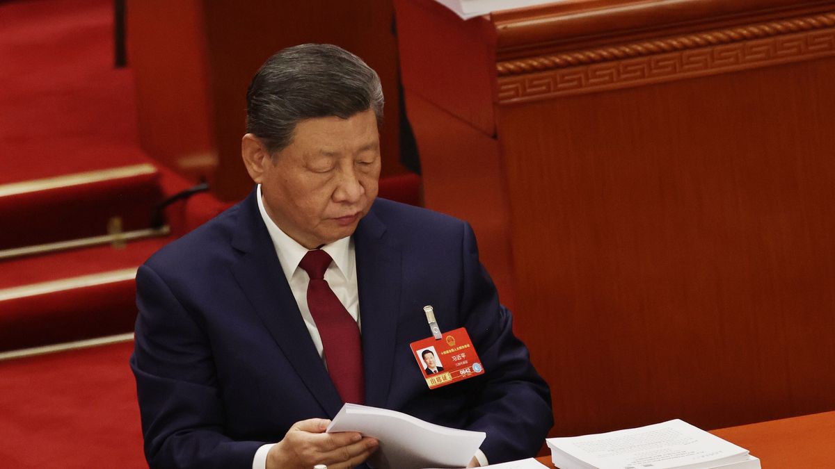 China Two Sessions - National People's Congress (NPC) opening ceremony
epa12795882 Chinese President Xi Jinping looks at documents during the opening ceremony of the Fourth Session of the 14th National People's Congress of China at the Great Hall of the People in Beijing, China, 05 March 2026. China's major annual political meetings, known as the 'Lianghui' or 'Two Sessions,' began on 04 March with the opening of the Chinese People's Political Consultative Conference (CPPCC), while the National People's Congress (NPC) opens on 05 March.  EPA/ANDRES MARTINEZ CASARES 
Dostawca: PAP/EPA.
ANDRES MARTINEZ CASARES
Liang Hui, Two Sessions, China, CPPCC, NPC