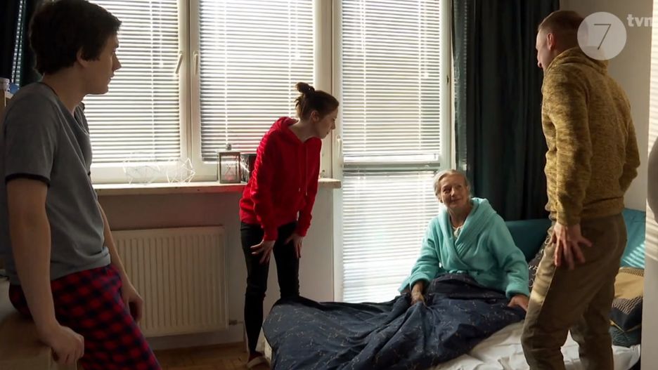 Kadr z serialu "19+", gdzie nastolatkowie opiekują się babcią z chorobą Alzhaimera.