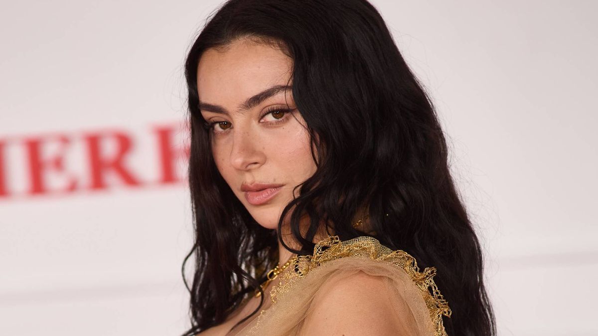 Charli XCX na premierze "Wichrowych wzgórz"