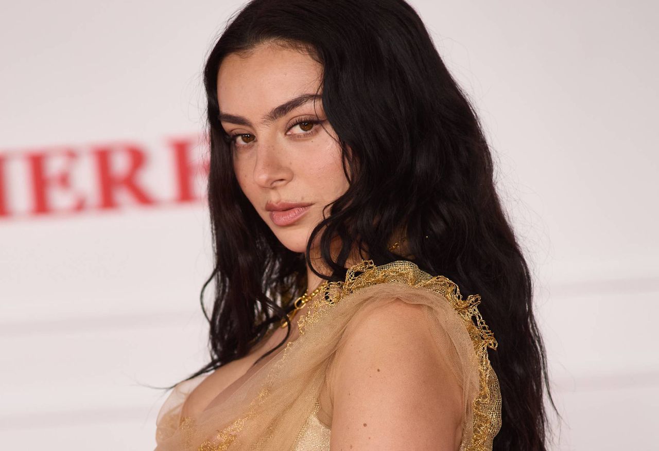 Charli XCX na premierze "Wichrowych wzgórz"