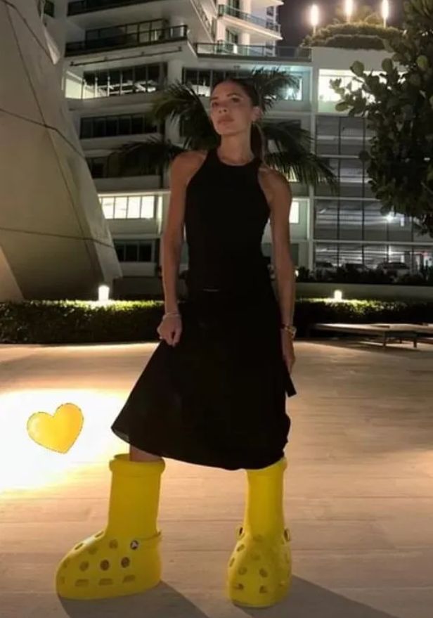 Najdziwniejsze buty gwiazd 2023 roku - Victoria Beckham w butach Croots