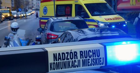 Nie zdążyła wysiąść. Autobus ciągnął kobietę
