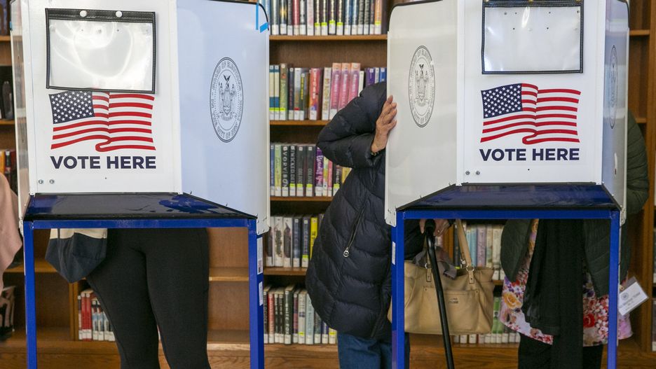 US Midterm Election Voting in New York
epa10294379 People vote at a polling site in the Central Brooklyn Public Library in the Brooklyn borough of New York, New York, USA, 08 November 2022. The US midterm elections are held every four years at the midpoint of each presidential term and this year include elections for all 435 seats in the House of Representatives, 35 of the 100 seats in the Senate and 36 of the 50 state governors as well as numerous other local seats and ballot issues.  EPA/SARAH YENESEL 
Dostawca: PAP/EPA.
SARAH YENESEL
