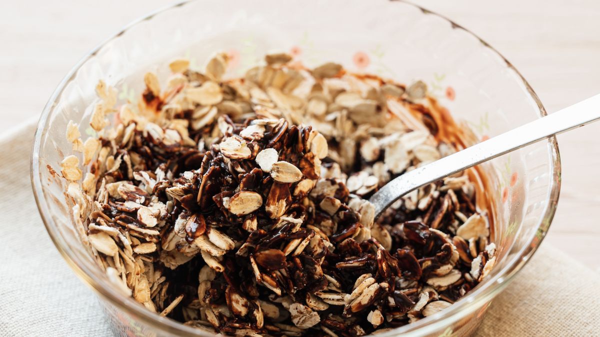 Pieczona owsianka, która smakuje jak Snickers