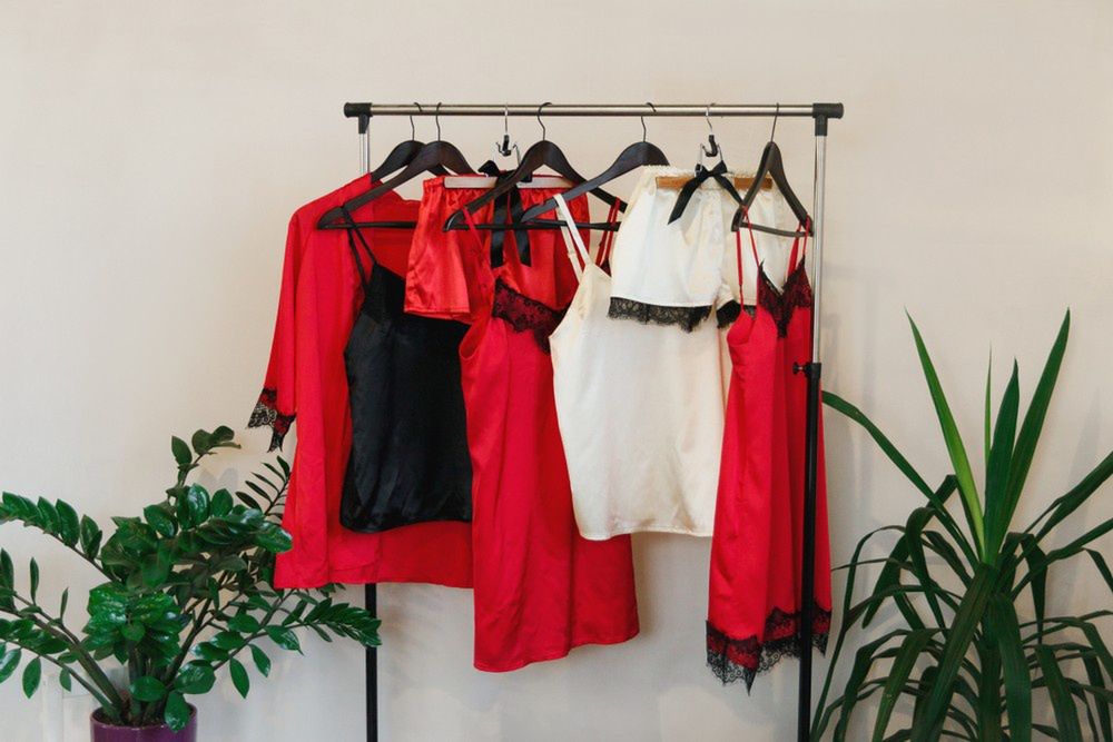 Koszula nocna – satynowa czy bawełniana? Jaki materiał wybrać?