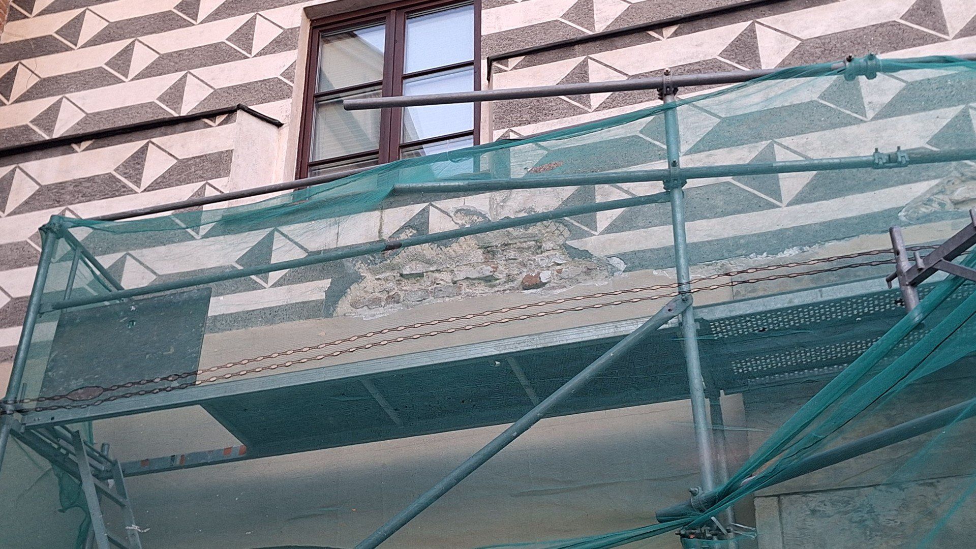 W ramach prac uzupełnione zostaną ubytki w tynku na ścianach kamienic Rynek 20 i 21 w Tarnowie a także uszkodzone zdobienia i malatury