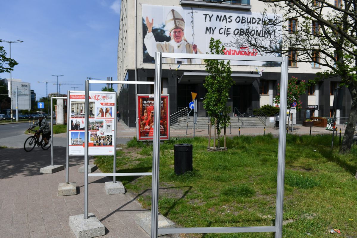 Zniszczona wystawa o Janie Pawle II w Gdańsk 