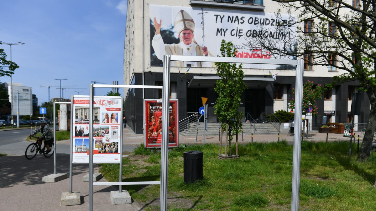Zniszczona wystawa o Janie Pawle II w Gdańsk 