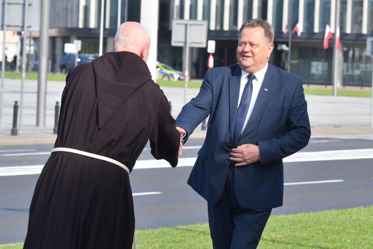 Poseł PiS Jarosław Zieliński i prałat Henryk Małecki podczas uroczystości związanych z obchodami rocznicy katastrofy w Smoleńsku. 10 sierpnia 2023 r.