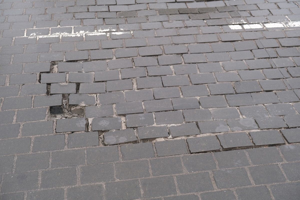 Zapadnięta nawierzchnia jezdni na ul. Królewskiej w Lublinie