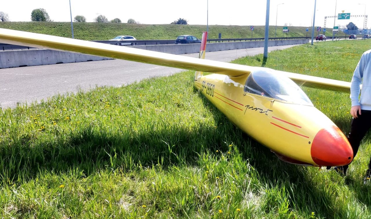 Niecodzienny widok dla kierowców. Przy autostradzie wylądował szybowiec