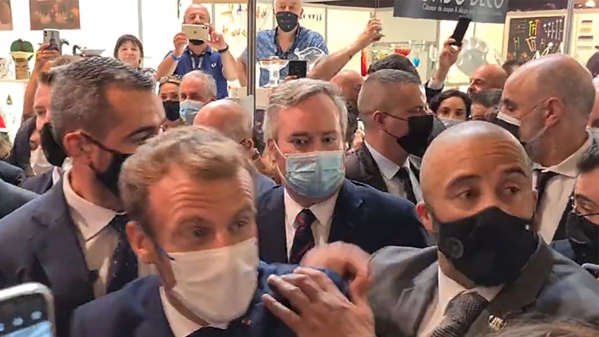Emmanuel Macron został trafiony w ramię jajkiem