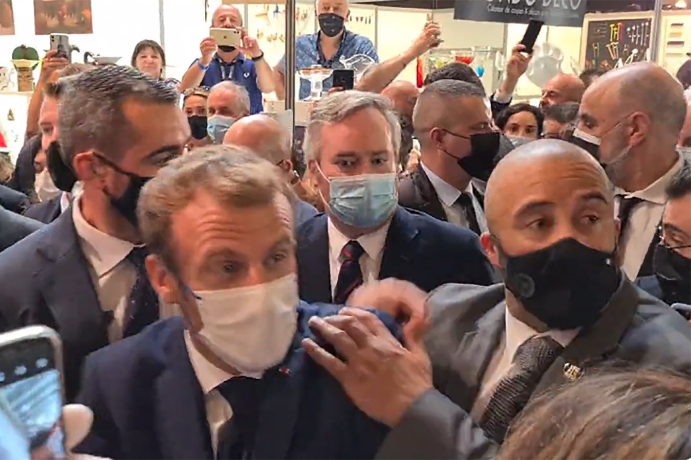 Emmanuel Macron trafiony jajkiem. "Niech żyje rewolucja"