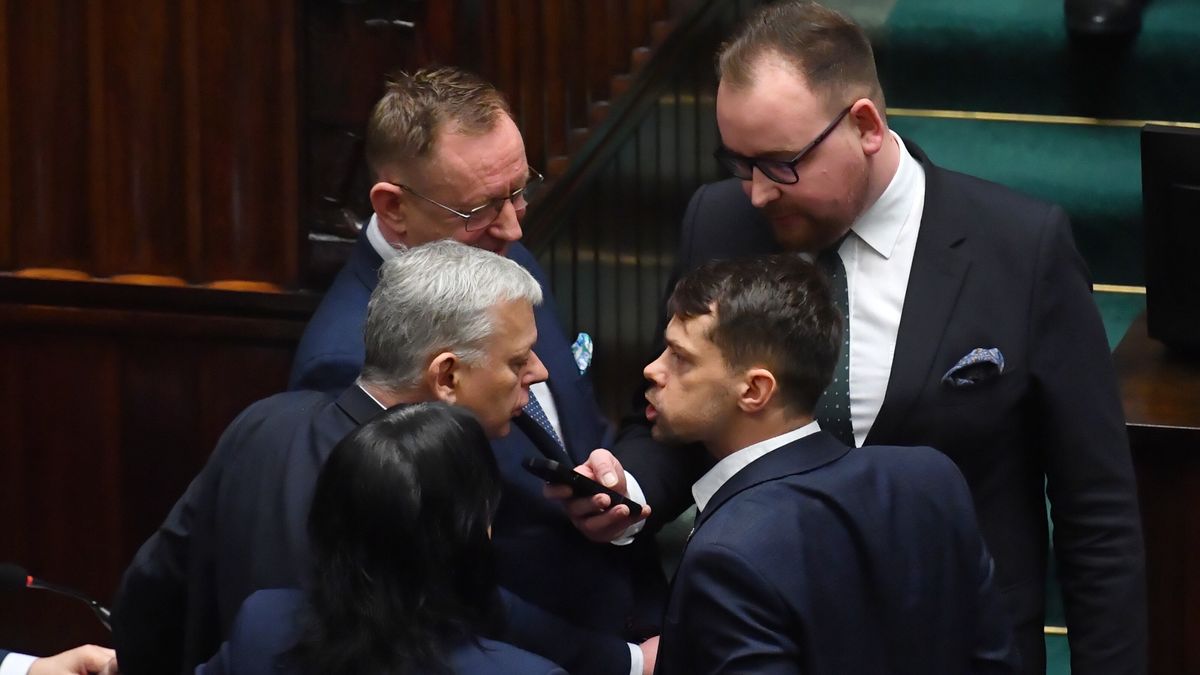 Warszawa, 09.02.2024. Wiceminister rolnictwa i rozwoju wsi Michał Kołodziejczak (2P) i posłowie PiS Sebastian Łukaszewicz (P), Robert Telus (L góra) i Marek Suski (L doł) na sali obrad izby w Warszawie, 9 bm. Sejm kontynuuje posiedzenie. Posłowie będą głosować m.in. nad projektem nowelizacji ustawy o pomocy obywatelom Ukrainy, a także zajmą się czterema obywatelskimi projektami ustaw. (sko) PAP/Piotr Nowak