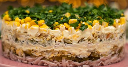 Warstwowy tort sałatkowy jest niezawodny. Kiedy pojawia się na stole, wszyscy proszą o dokładkę