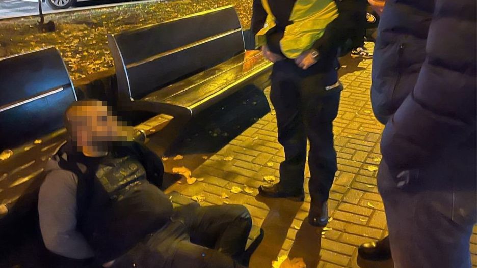 Pijany 25-latek taranował zaparkowane auta
